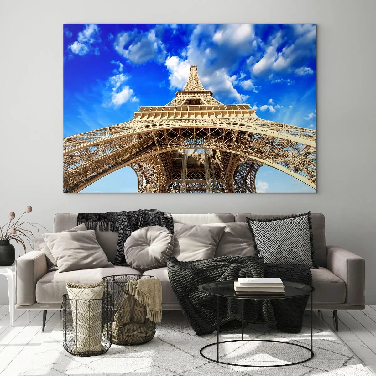Obraz na skle - Eiffelova veža zhora na pozadí oblohy - 70x50cm - Dosiahnuť na oblohu a mraky - Moderná nástenná dekorácia do obývacej izby a spálne ARTTOR