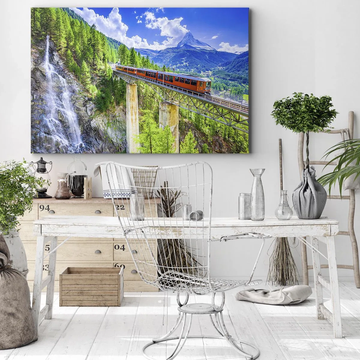 Obraz na plátne - Horská dráha na moste s výhľadom na vodopád a hory - 70x50cm - Alpská železnica - Moderná nástenná dekorácia do obývacej izby a spálne ARTTOR