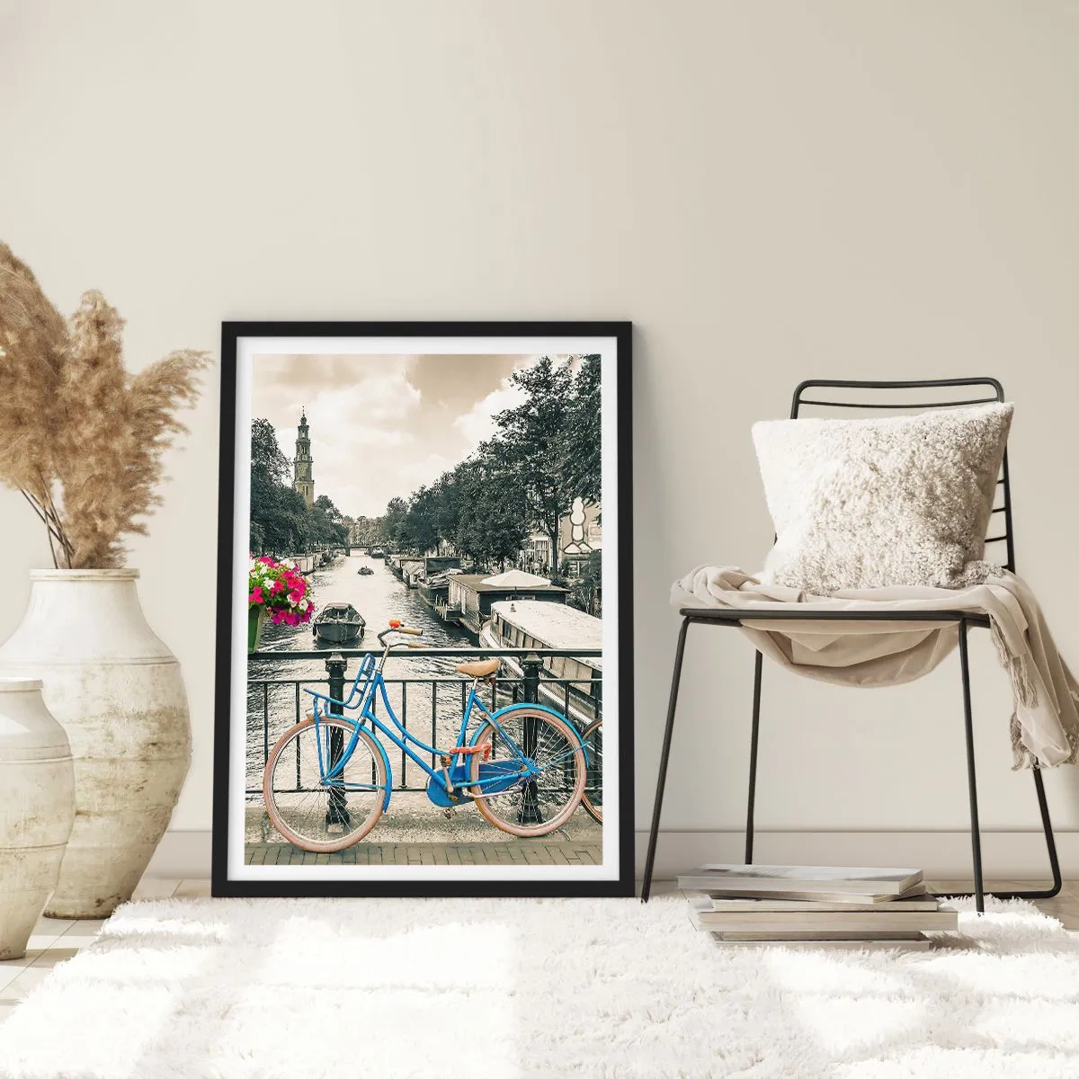 Plagát v čiernom ráme - Modrý bicykel na pozadí kanála v Amsterdame - 50x70cm - Farby amsterdamskej ulice - Moderná nástenná dekorácia do obývacej izby a spálne ARTTOR