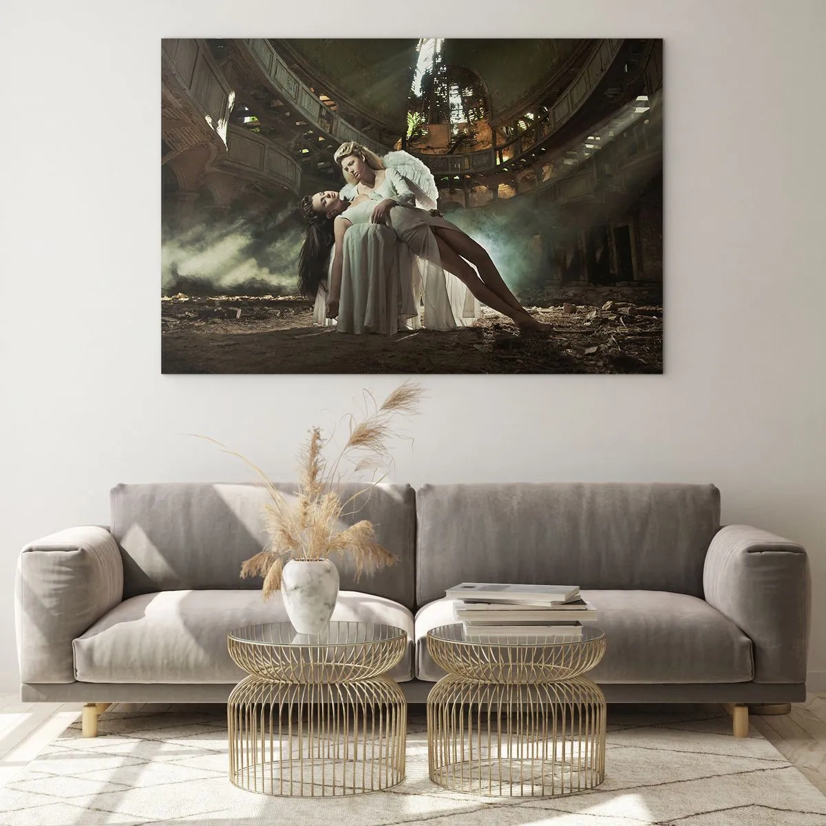 Obraz na skle - Anjelská postava držiaca ženu v ruinách budovy - 70x50cm - Duch starého divadla - Moderná nástenná dekorácia do obývacej izby a spálne ARTTOR