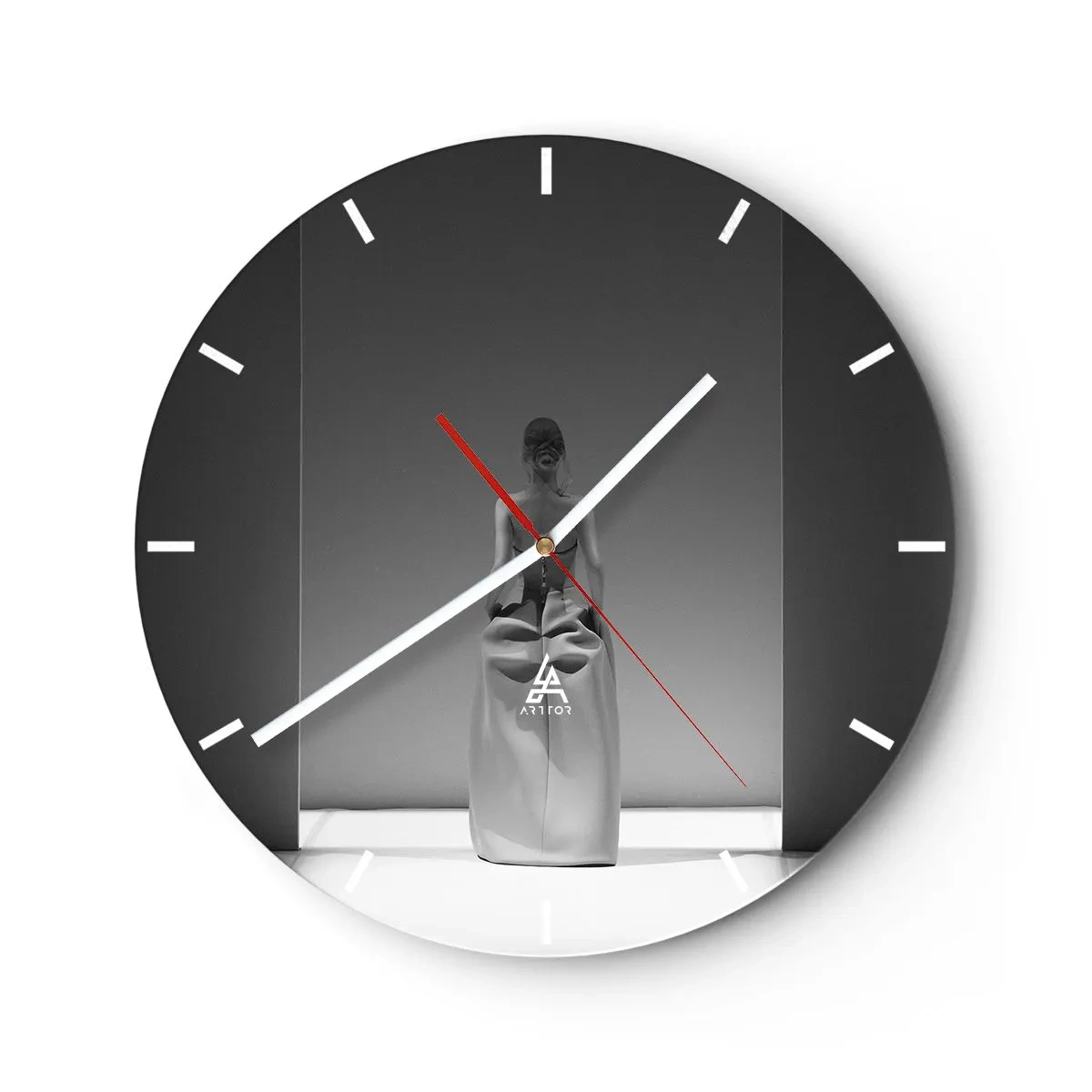 Nástenné hodiny - Čiernobiela socha ženy v minimalistickom priestore - 30x30cm - Rafinovaná jednoduchosť - Moderná nástenná dekorácia do obývacej izby, kuchyne a spálne ARTTOR
