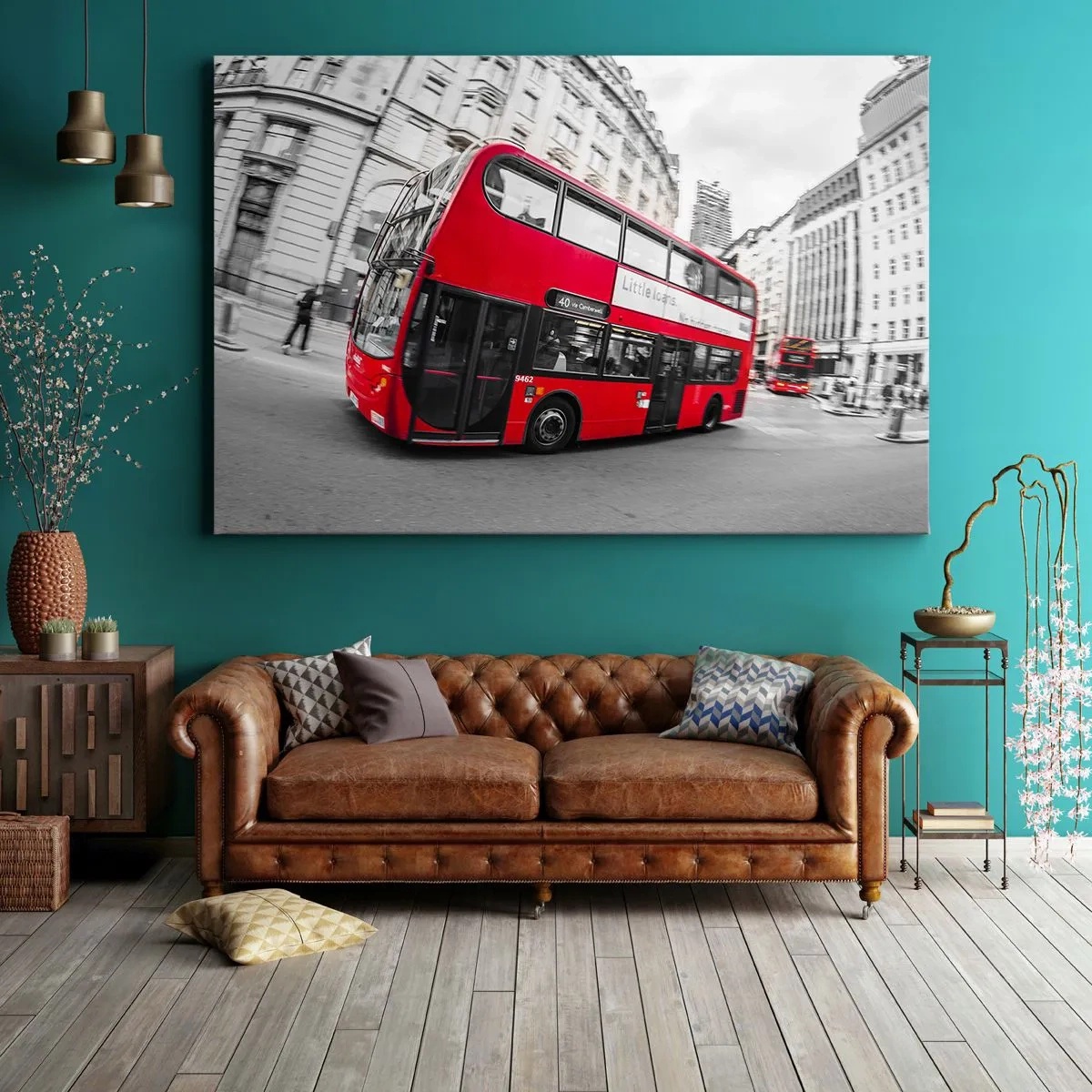 Obraz na plátne - Červený londýnsky autobus na pozadí čiernobielej ulice - 70x50cm - Londýn tradične - by bus - Moderná nástenná dekorácia do obývacej izby a spálne ARTTOR