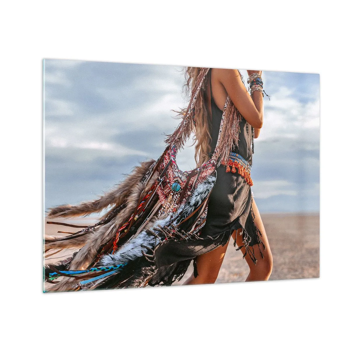 Obraz na skle - Žena v boho štýle s perím a ozdobami na púštnom pozadí - 70x50cm - Šamanovo dievča - Moderná nástenná dekorácia do obývacej izby a spálne ARTTOR