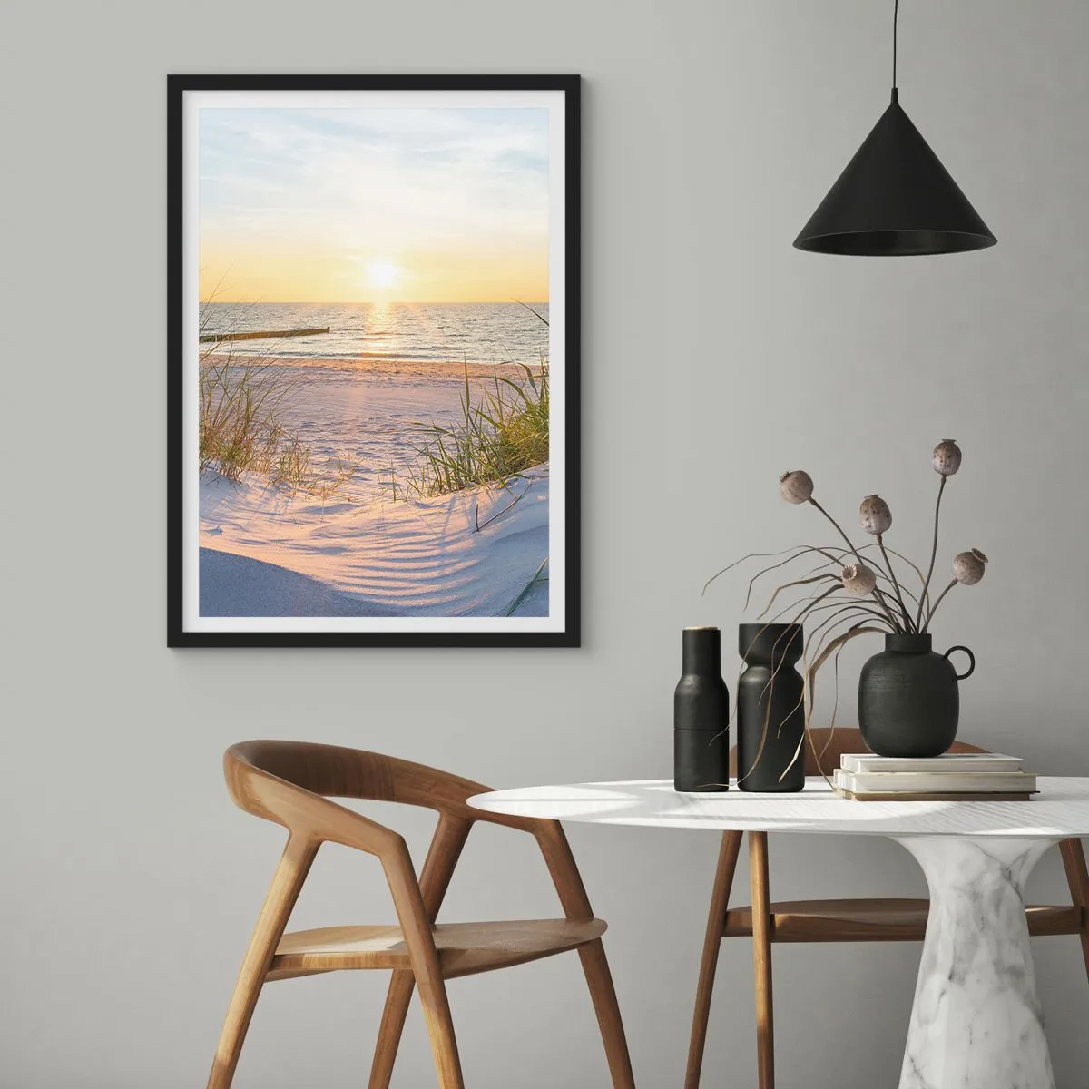 Plagát v čiernom ráme - Pláž pri západe slnka s výhľadom na more - 50x70cm - Šumenie mora, spev vtákov, divoká pláž uprostred trávy… - Moderná nástenná dekorácia do obývacej izby a spálne ARTTOR