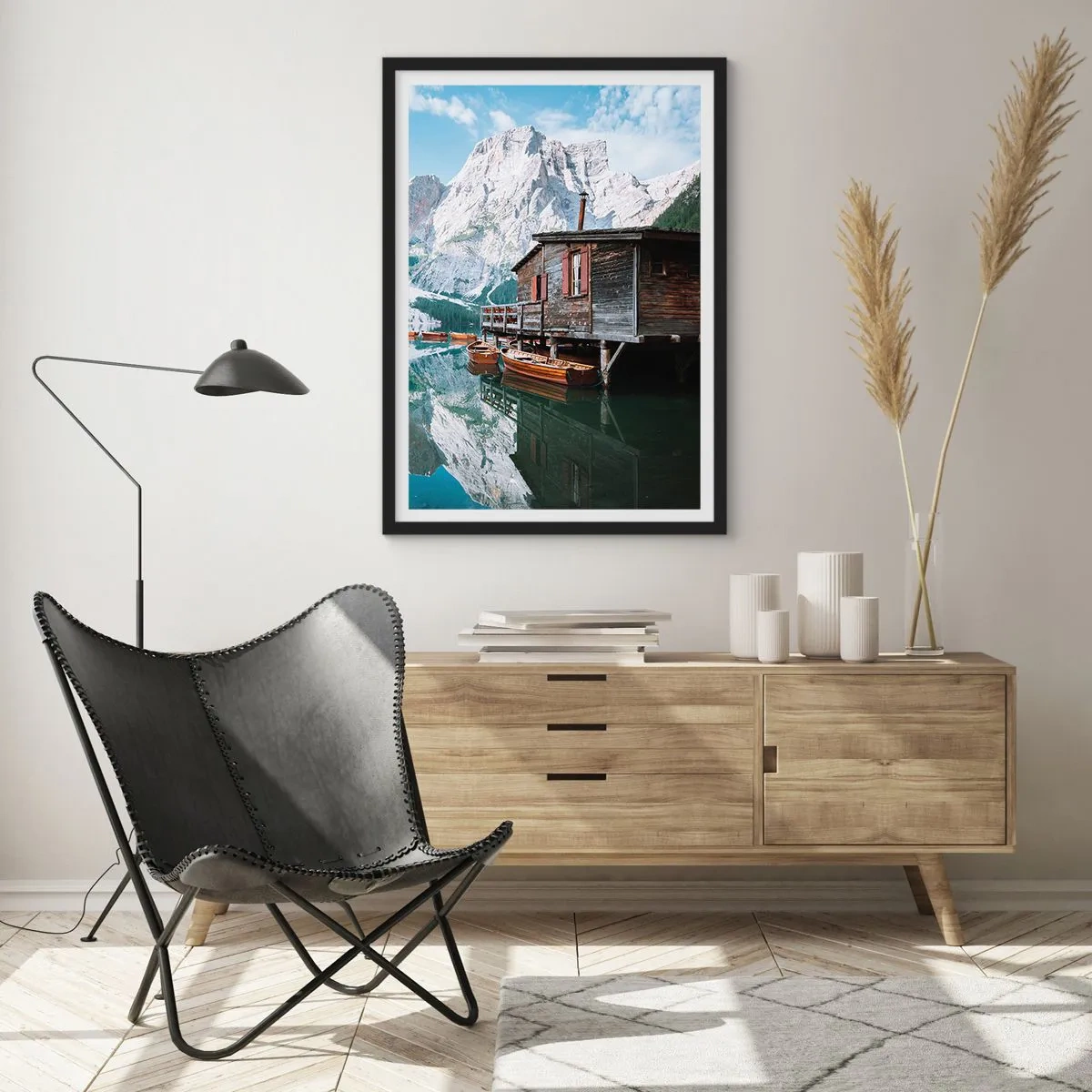 Plagát v čiernom ráme - Drevený dom pri horskom jazere - 50x70cm - Kryštalické, horské ráno - Moderná nástenná dekorácia do obývacej izby a spálne ARTTOR