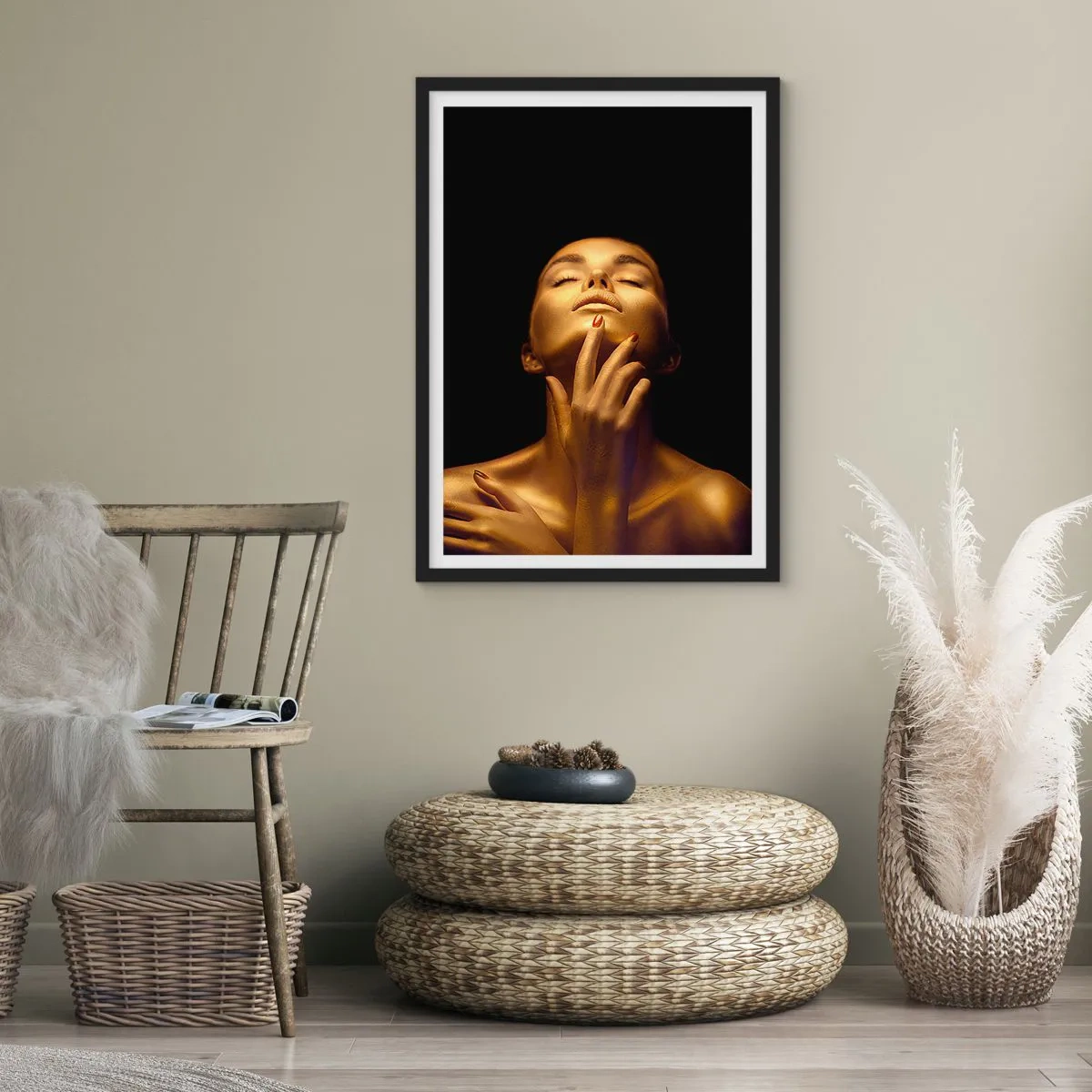 Plagát v čiernom ráme - Zlatá postava na čiernom pozadí v elegantnej póze - 50x70cm - Ako zlatý hodváb - Moderná nástenná dekorácia do obývacej izby a spálne ARTTOR