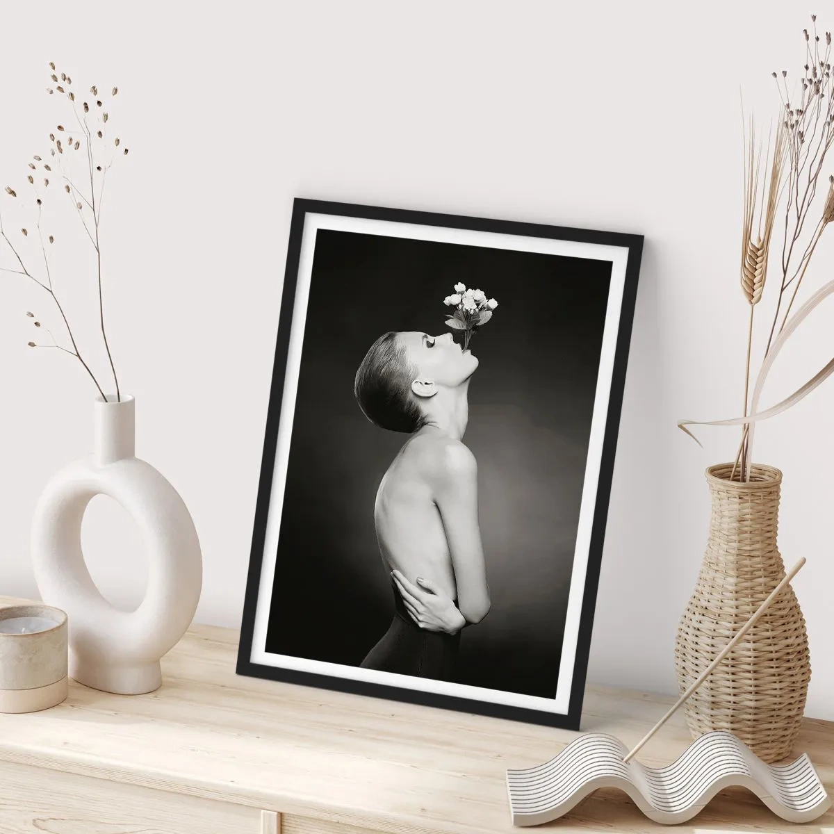 Plagát v čiernom ráme - Čiernobiely portrét ženy s kvetmi - 50x70cm - Excentrická elegancia - Moderná nástenná dekorácia do obývacej izby a spálne ARTTOR