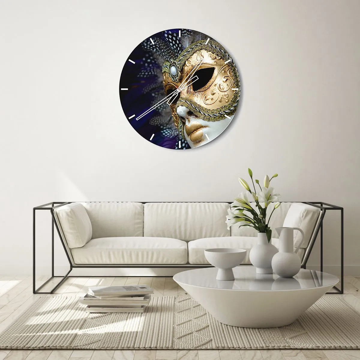 Nástenné hodiny - Zlatá benátska maska s perím - 30x30cm - Benátsky portrét v zlate - Moderná nástenná dekorácia do obývacej izby, kuchyne a spálne ARTTOR