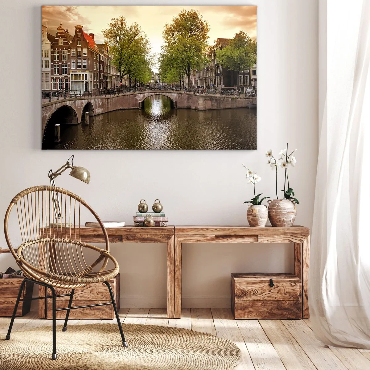 Obraz na plátne - Kanál v Amsterdame obklopený historickými činžovnými domami - 70x50cm - Loďou alebo na bicykli? - Moderná nástenná dekorácia do obývacej izby a spálne ARTTOR