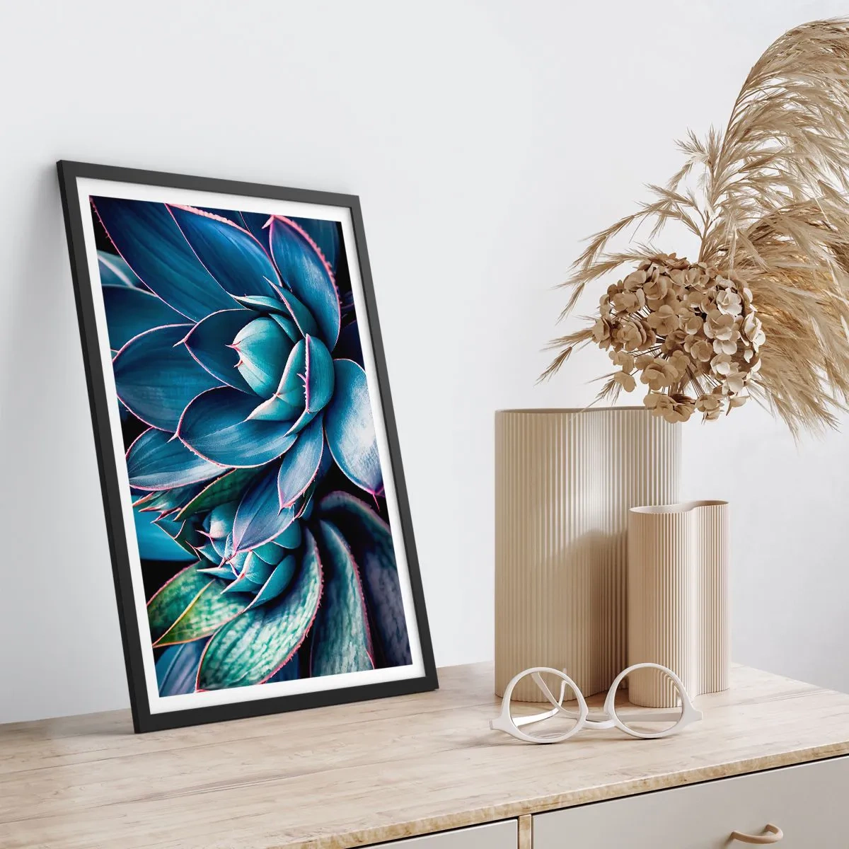 Plagát v čiernom ráme - Agáva v odtieňoch modrej a zelenej - 50x70cm - Vitálna sila - Moderná nástenná dekorácia do obývacej izby a spálne ARTTOR