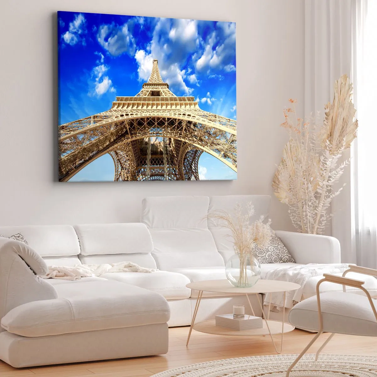 Obraz na plátne - Eiffelova veža zdola proti modrej oblohe - 70x50cm - Dosiahnuť na oblohu a mraky - Moderná nástenná dekorácia do obývacej izby a spálne ARTTOR