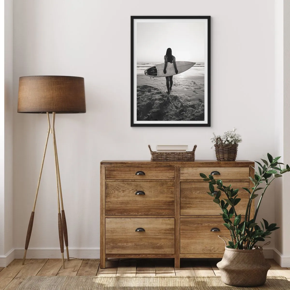 Plagát v čiernom ráme - Žena so surfovou doskou na pláži pri západe slnka - 50x70cm - Dcéra morskej vlny - Moderná nástenná dekorácia do obývacej izby a spálne ARTTOR