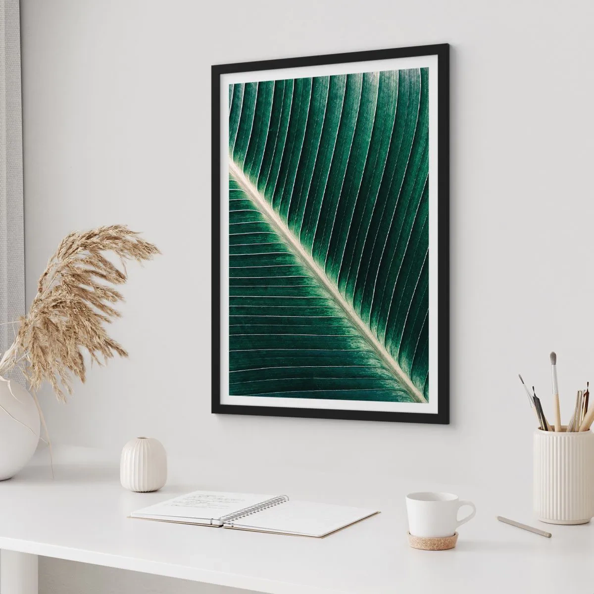 Plagát v čiernom ráme - Detail zeleného listu s viditeľnými žilami - 50x70cm - Rytmus prírody - Moderná nástenná dekorácia do obývacej izby a spálne ARTTOR