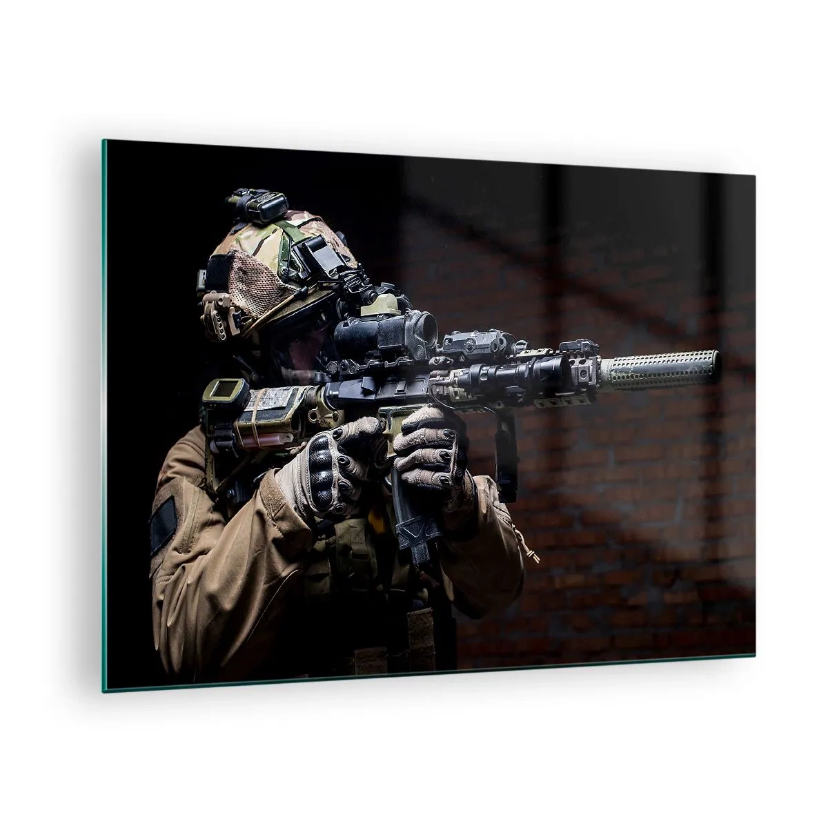 Obraz na skle - Vojak v plnej výstroji s puškou pri tehlovej stene - 70x50cm - Vražedne účinný - Moderná nástenná dekorácia do obývacej izby a spálne ARTTOR