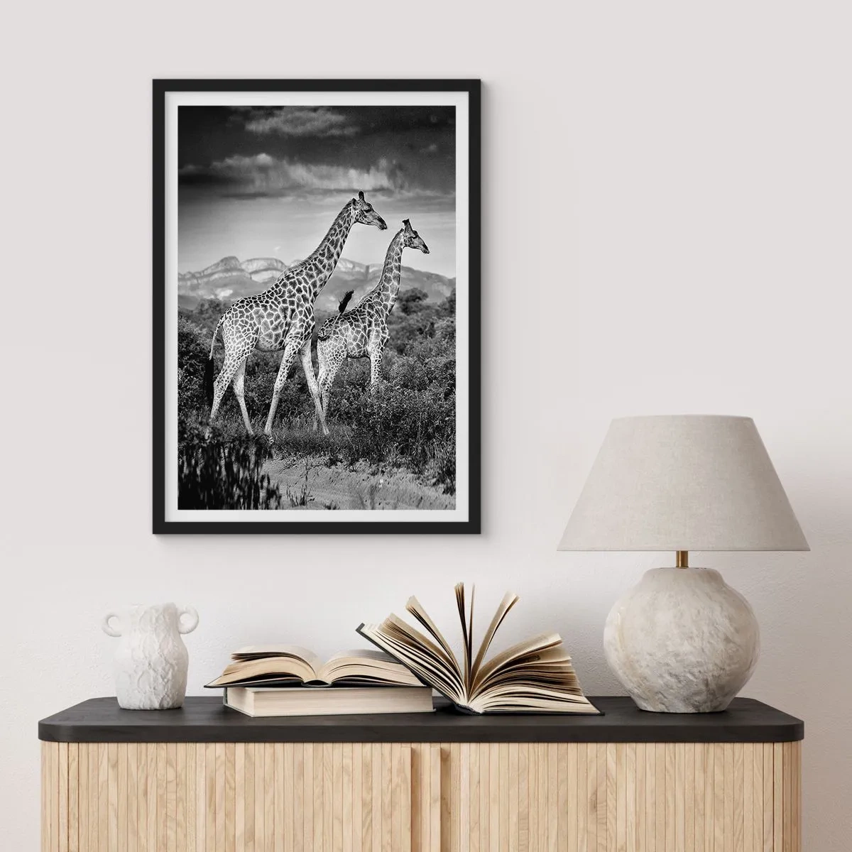 Plagát v čiernom ráme - Čiernobiely portrét žiráf na pozadí africkej krajiny - 50x70cm - Vyššie kruhy v Afrike - Moderná nástenná dekorácia do obývacej izby a spálne ARTTOR