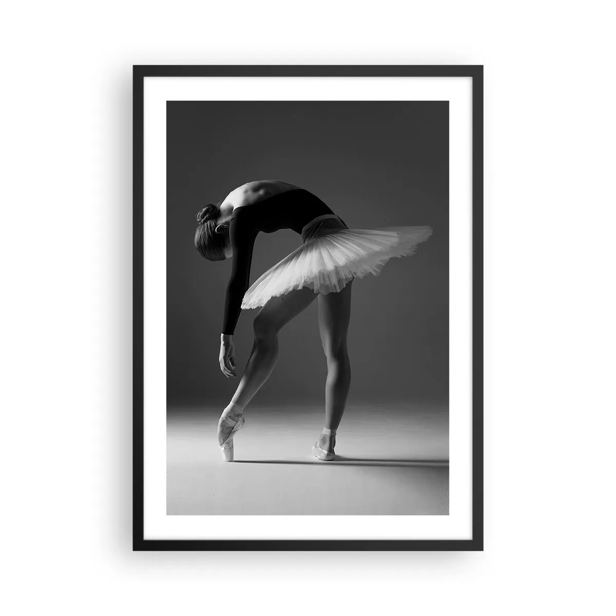 Plagát v čiernom ráme - Baletka v čiernobielej kompozícii v elegantnej póze - 50x70cm - Bella ballerina - Moderná nástenná dekorácia do obývacej izby a spálne ARTTOR
