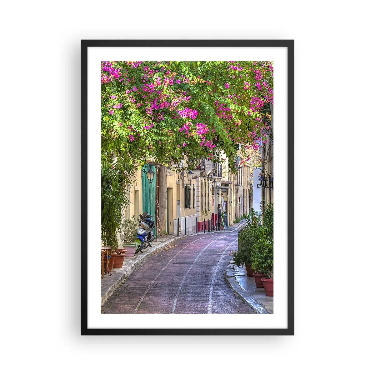 Plagát v čiernom ráme - Farebná ulica s kvitnúcimi kvetmi a klasickou architektúrou - 50x70cm - Kvitnúce zákutie - Moderná nástenná dekorácia do obývacej izby a spálne ARTTOR