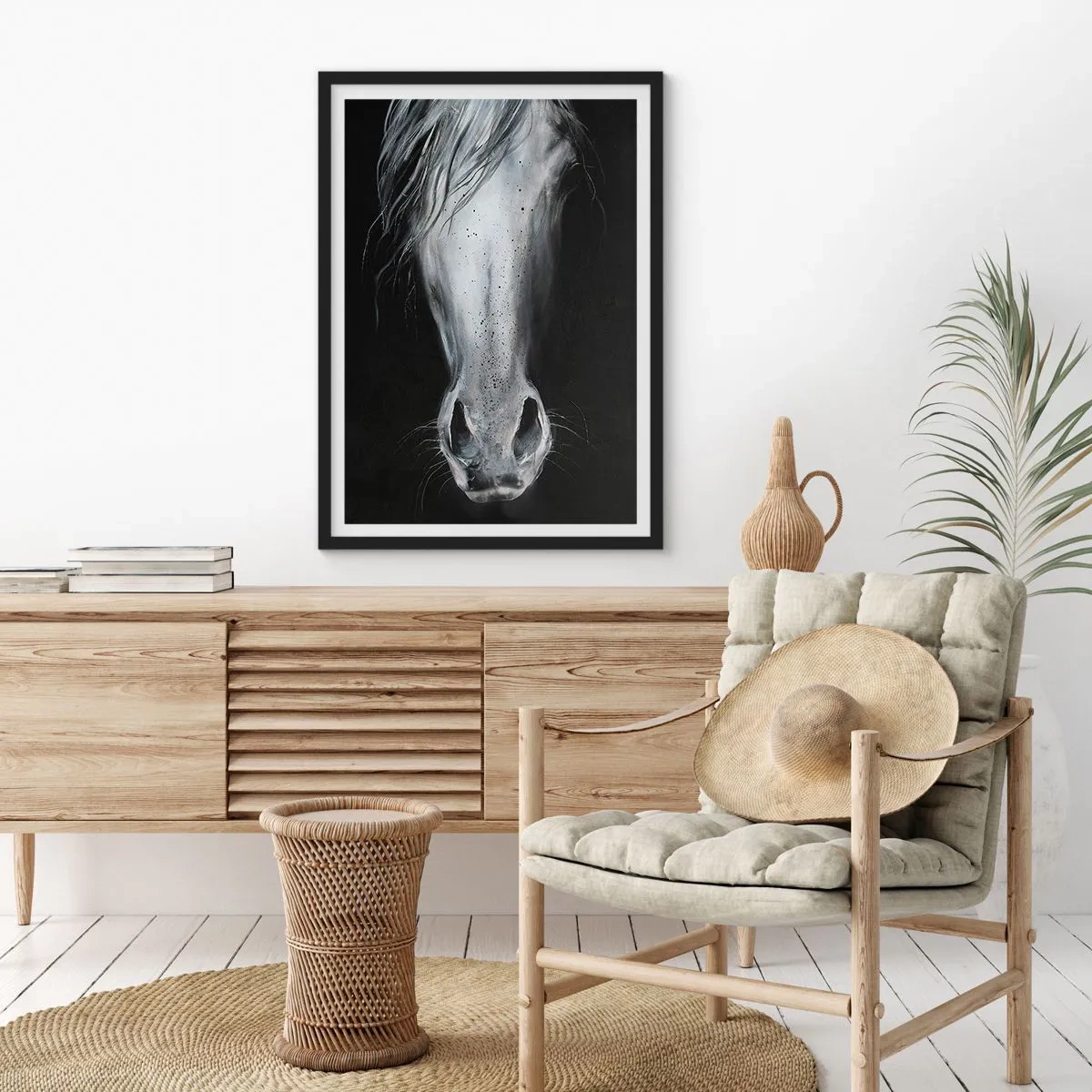 Plagát v čiernom ráme - Detailný záber na konskú tvár v čiernobielej farbe - 50x70cm - Zvodný pohľad - Moderná nástenná dekorácia do obývacej izby a spálne ARTTOR