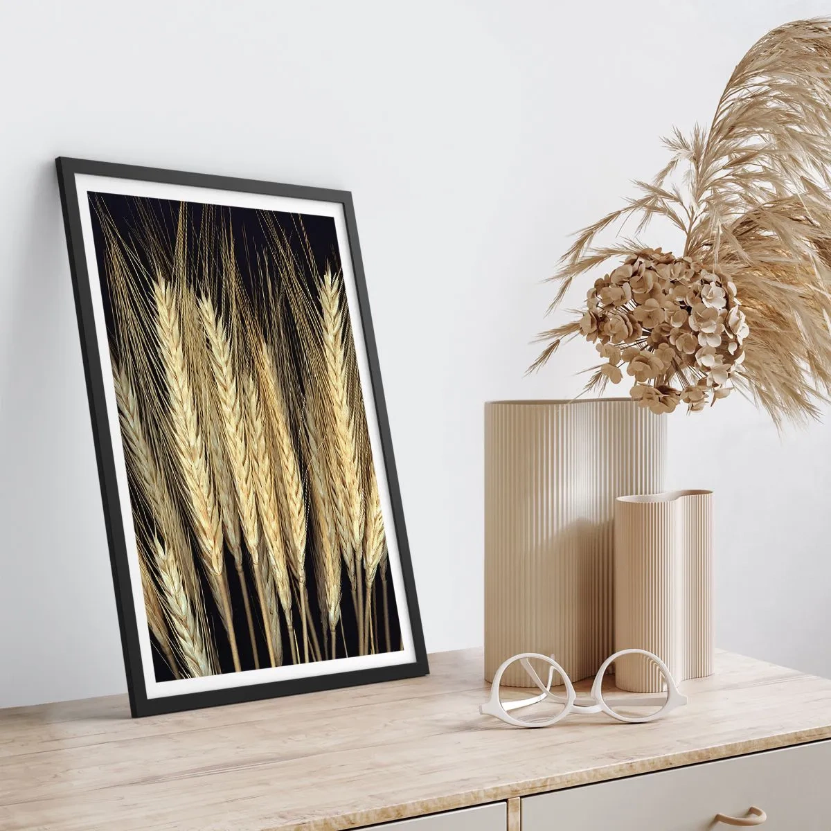 Plagát v čiernom ráme - Detailný záber na pšeničné klasy na čiernom pozadí - 50x70cm - Rustikálna mágia - Moderná nástenná dekorácia do obývacej izby a spálne ARTTOR