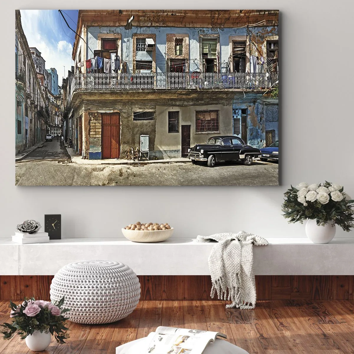 Obraz na plátne - Farebné činžiakové domy a klasické auto v mestskej krajine - 70x50cm - Havajský nádych - Moderná nástenná dekorácia do obývacej izby a spálne ARTTOR