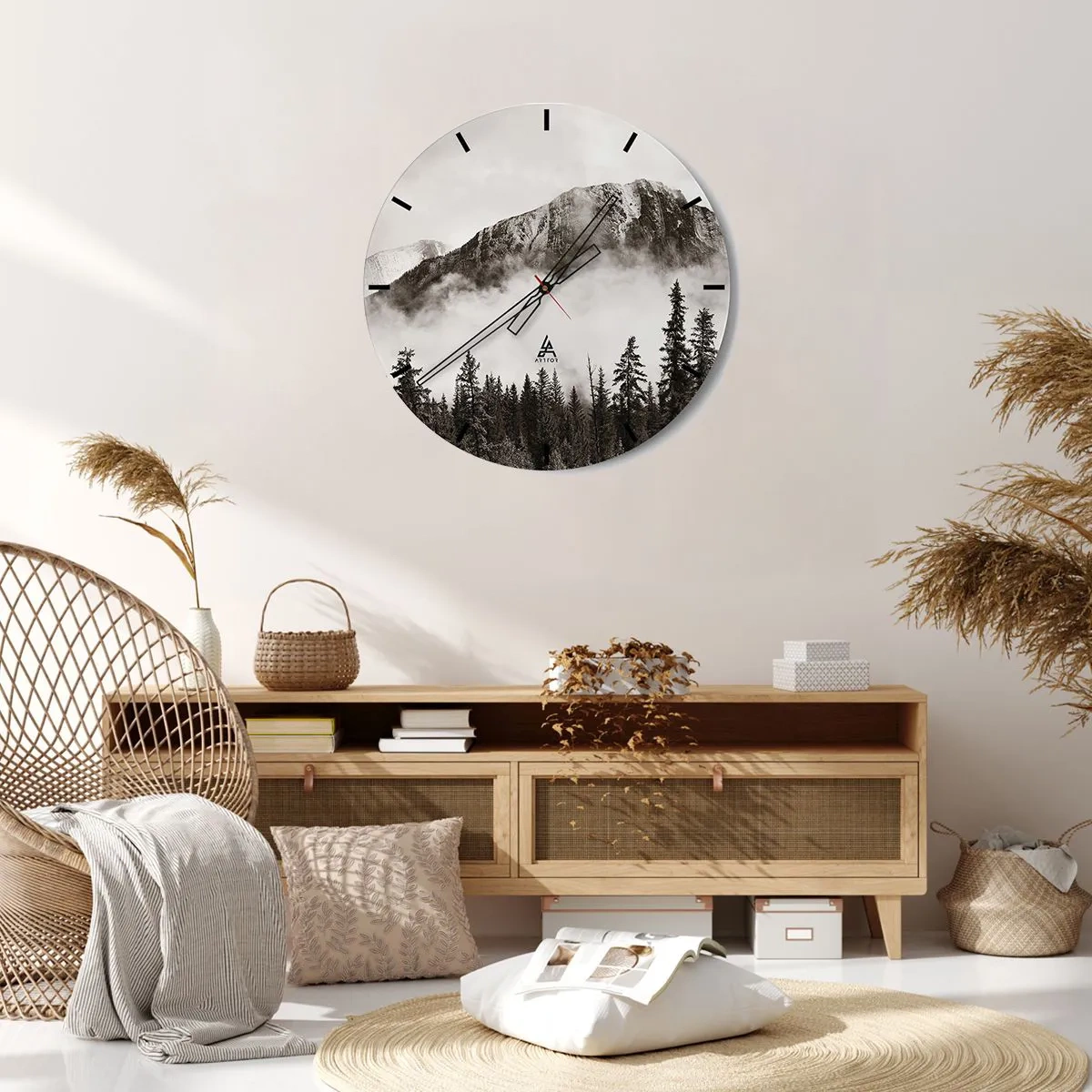 Nástenné hodiny - Horská krajina s lesom v hmlistej atmosfére - 30x30cm - Žulový panovník - Moderná nástenná dekorácia do obývacej izby, kuchyne a spálne ARTTOR