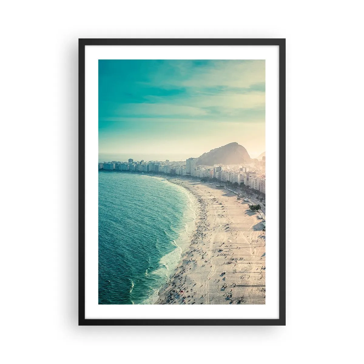 Plagát v čiernom ráme - Výhľad na pláž a mesto pri západe slnka - 50x70cm - Večná dovolenka v Riu - Moderná nástenná dekorácia do obývacej izby a spálne ARTTOR