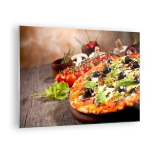 Obraz na skle - Pizza s olivami, hubami a čerstvými bylinkami na drevenom stole - 70x50cm - Z telurických zložiek - Moderná nástenná dekorácia do obývacej izby a spálne ARTTOR