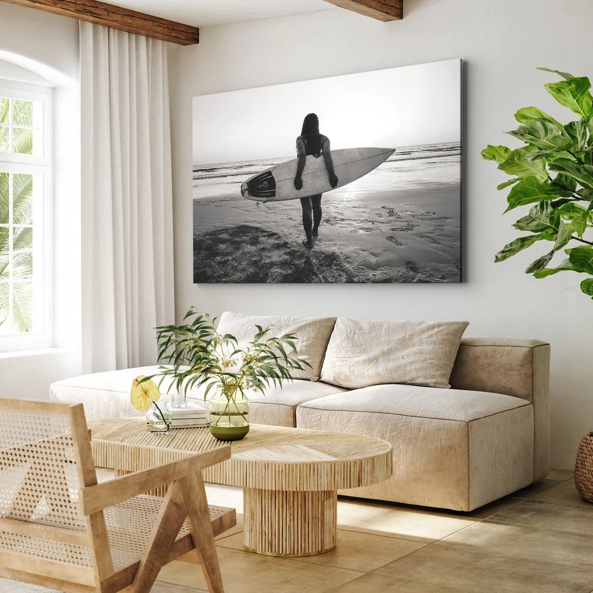 Obraz na plátne - Žena so surfovou doskou na pláži v čiernobielom prevedení - 70x50cm - Dcéra morskej vlny - Moderná nástenná dekorácia do obývacej izby a spálne ARTTOR