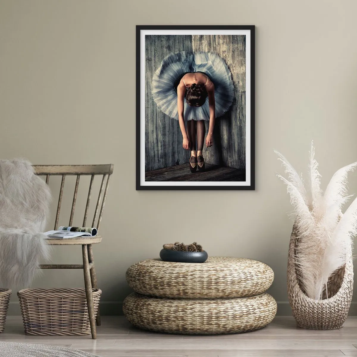 Plagát v čiernom ráme - Elegantná baletka v klasickej póze pri surovej stene. - 50x70cm - Keď dohrá hudba - Moderná nástenná dekorácia do obývacej izby a spálne ARTTOR