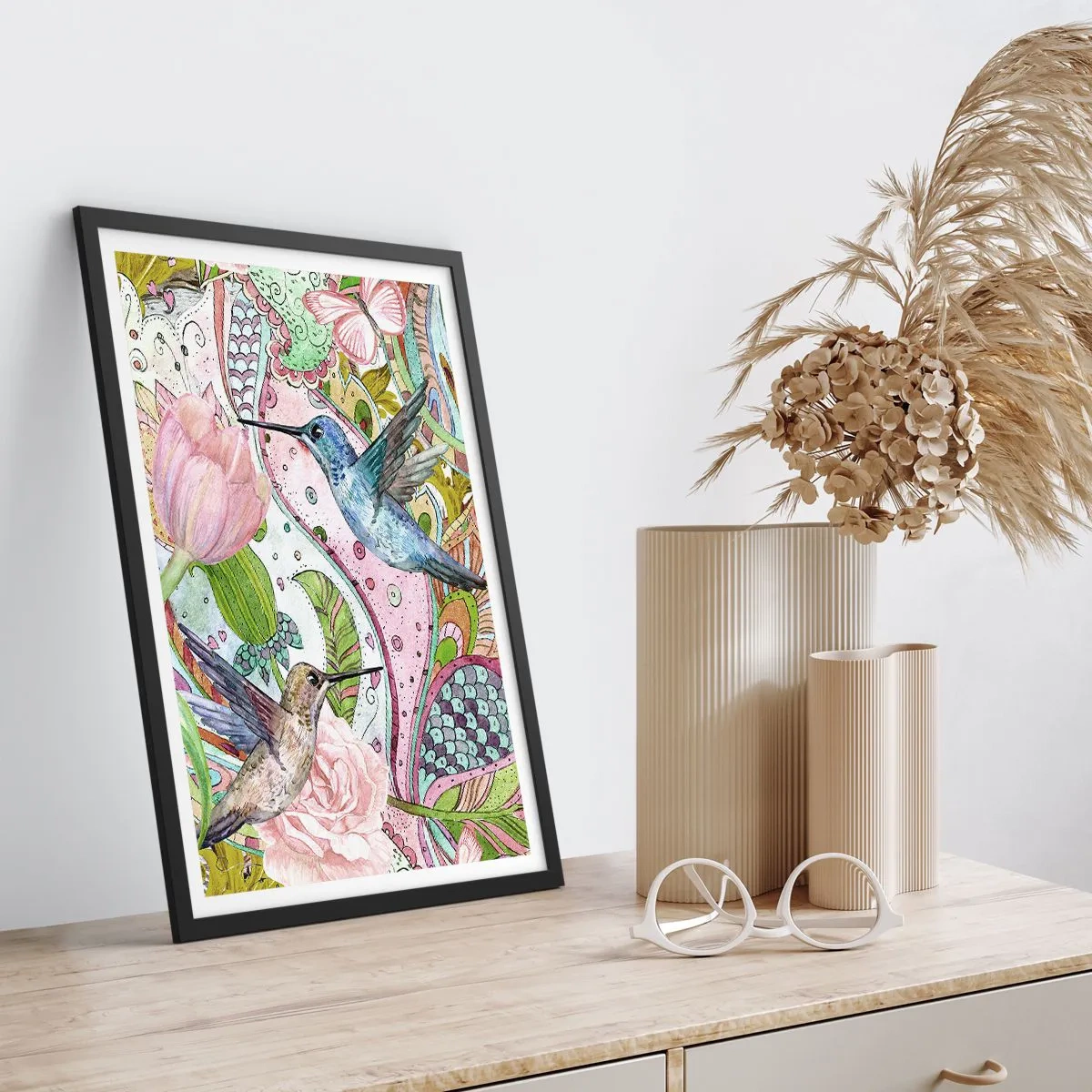 Plagát v čiernom ráme - Farebné kolibríky na pozadí kvetov a vzorov - 50x70cm - Zamotané do lián - Moderná nástenná dekorácia do obývacej izby a spálne ARTTOR