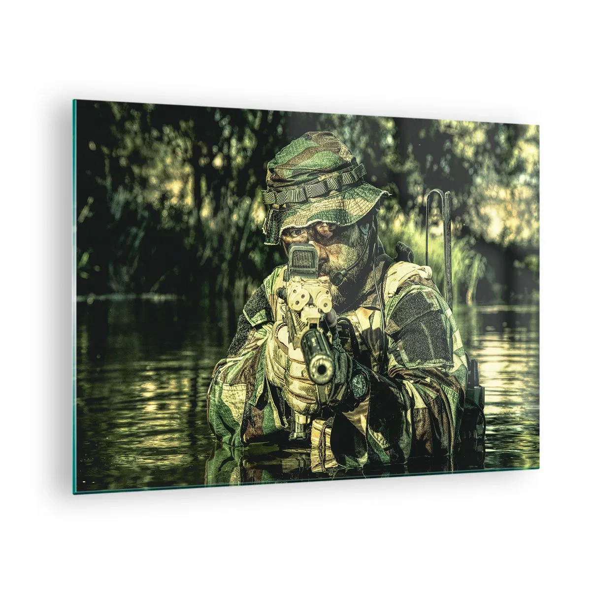 Obraz na skle - Vojak v plnej kamufláži mieri cez priezor vo vodnom prostredí. - 70x50cm - Najlepší z najlepších - Moderná nástenná dekorácia do obývacej izby a spálne ARTTOR