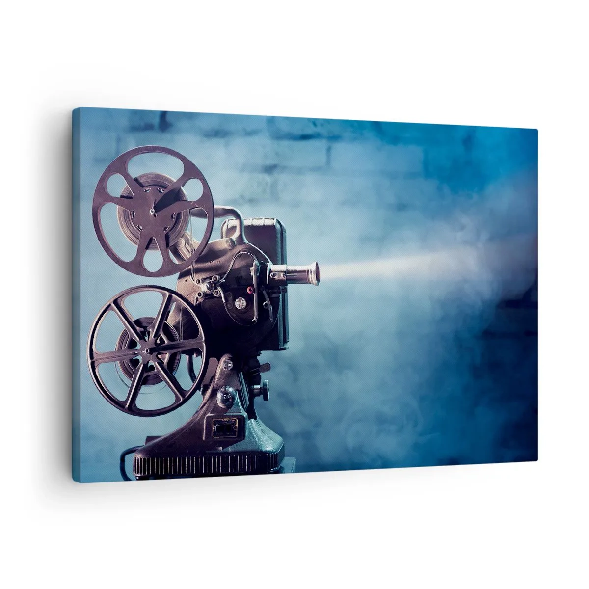 Obraz na plátne - Starý filmový projektor vrhajúci svetlo na modré pozadie - 70x50cm - V starom kine - Moderná nástenná dekorácia do obývacej izby a spálne ARTTOR