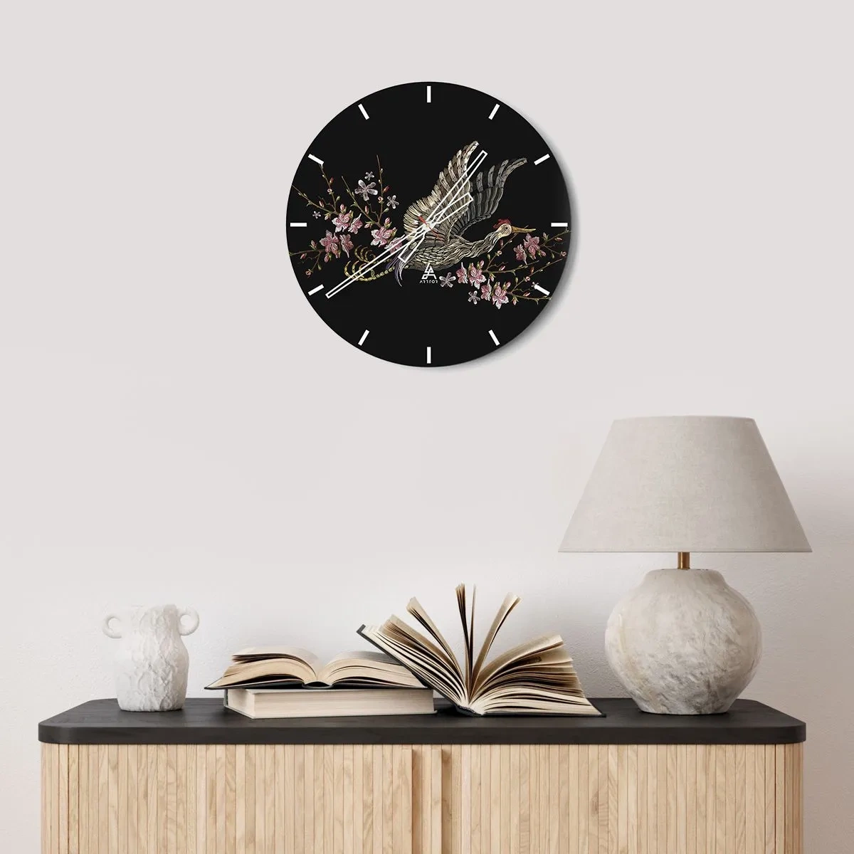 Nástenné hodiny - Vták za letu medzi kvetmi na čiernom pozadí - 30x30cm - Exotický vyšívaný vták - Moderná nástenná dekorácia do obývacej izby, kuchyne a spálne ARTTOR
