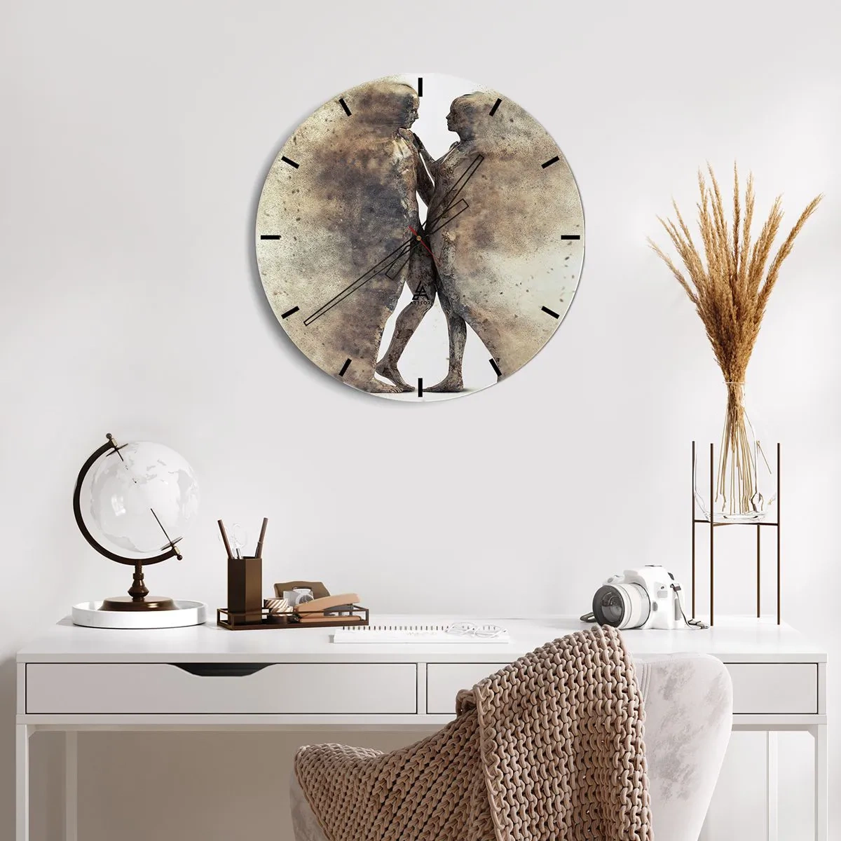 Nástenné hodiny - Dve siluety v abstraktnom štýle na svetlom pozadí - 30x30cm - Z prachu povstali, aby milovali - Moderná nástenná dekorácia do obývacej izby, kuchyne a spálne ARTTOR