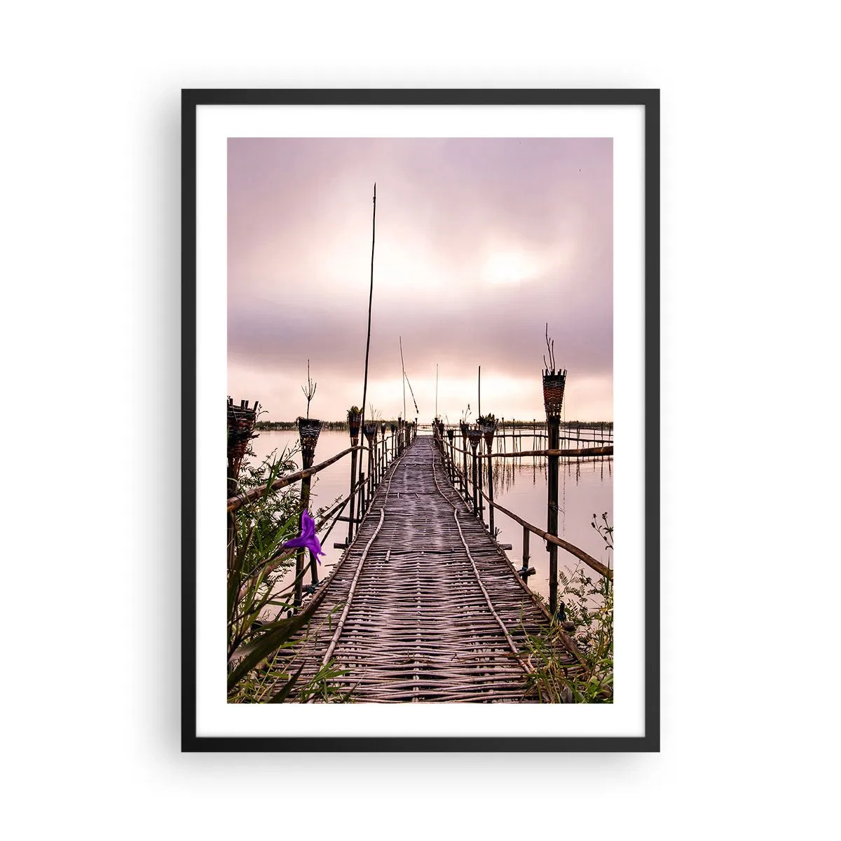 Plagát v čiernom ráme - Bambusový most cez pokojnú vodu za súmraku - 50x70cm - Pokoj a pohoda Ázie - Moderná nástenná dekorácia do obývacej izby a spálne ARTTOR