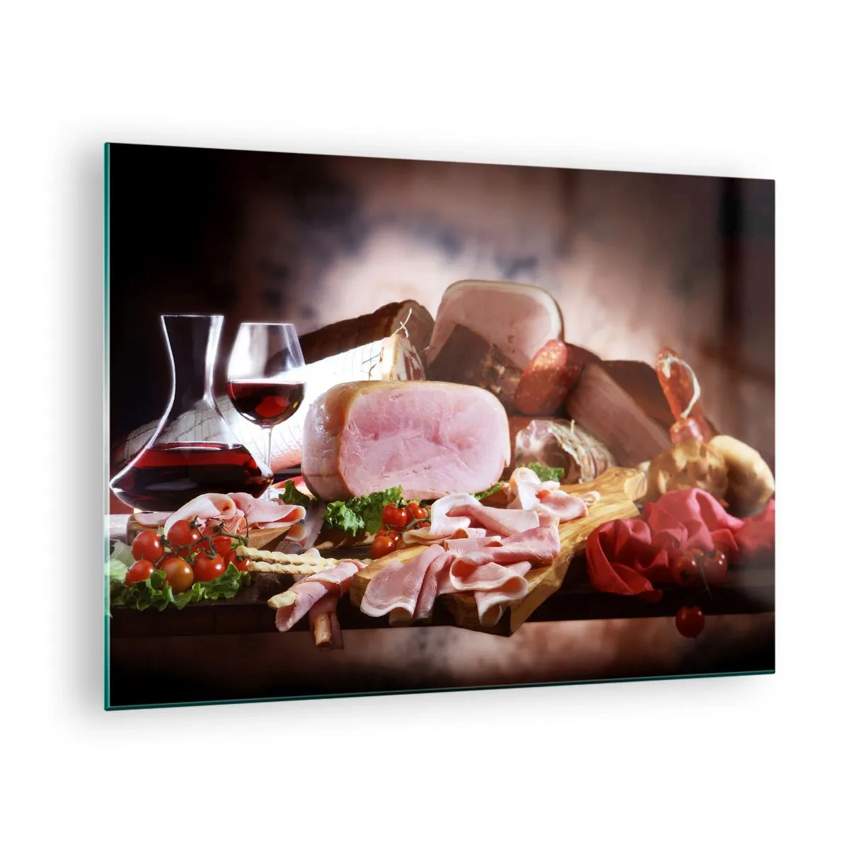 Obraz na skle - Kuchynský stôl s údeninami, vínom a čerstvou zeleninou - 70x50cm - Kulinárne snívanie s karafou - Moderná nástenná dekorácia do obývacej izby a spálne ARTTOR