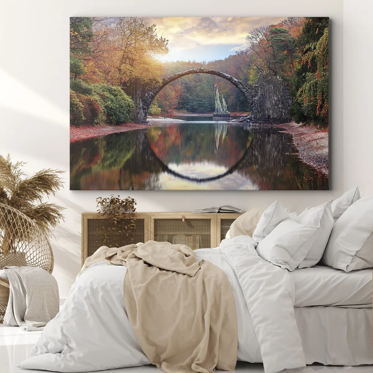 Obraz na plátne - Kamenný most v jesennej scenérii nad pokojnou vodou - 70x50cm - Za zrkadlom - Moderná nástenná dekorácia do obývacej izby a spálne ARTTOR