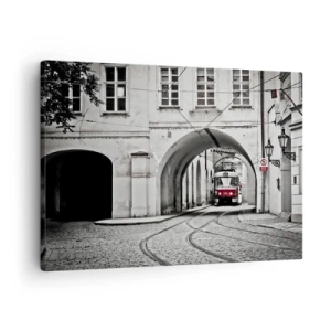 Obraz na plátne - Čiernobiela električka na historickej mestskej ulici - 70x50cm - Mestským labyrintom - Moderná nástenná dekorácia do obývacej izby a spálne ARTTOR