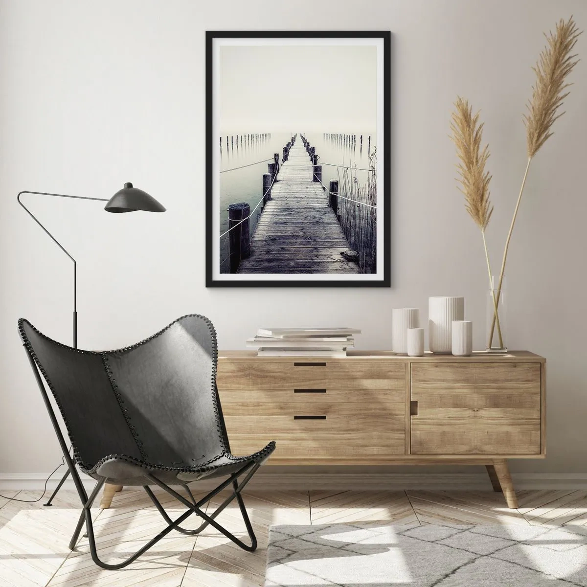 Plagát v čiernom ráme - Drevený most vedúci do hmlistej vodnej plochy - 50x70cm - Ponor sa do pokoja - Moderná nástenná dekorácia do obývacej izby a spálne ARTTOR