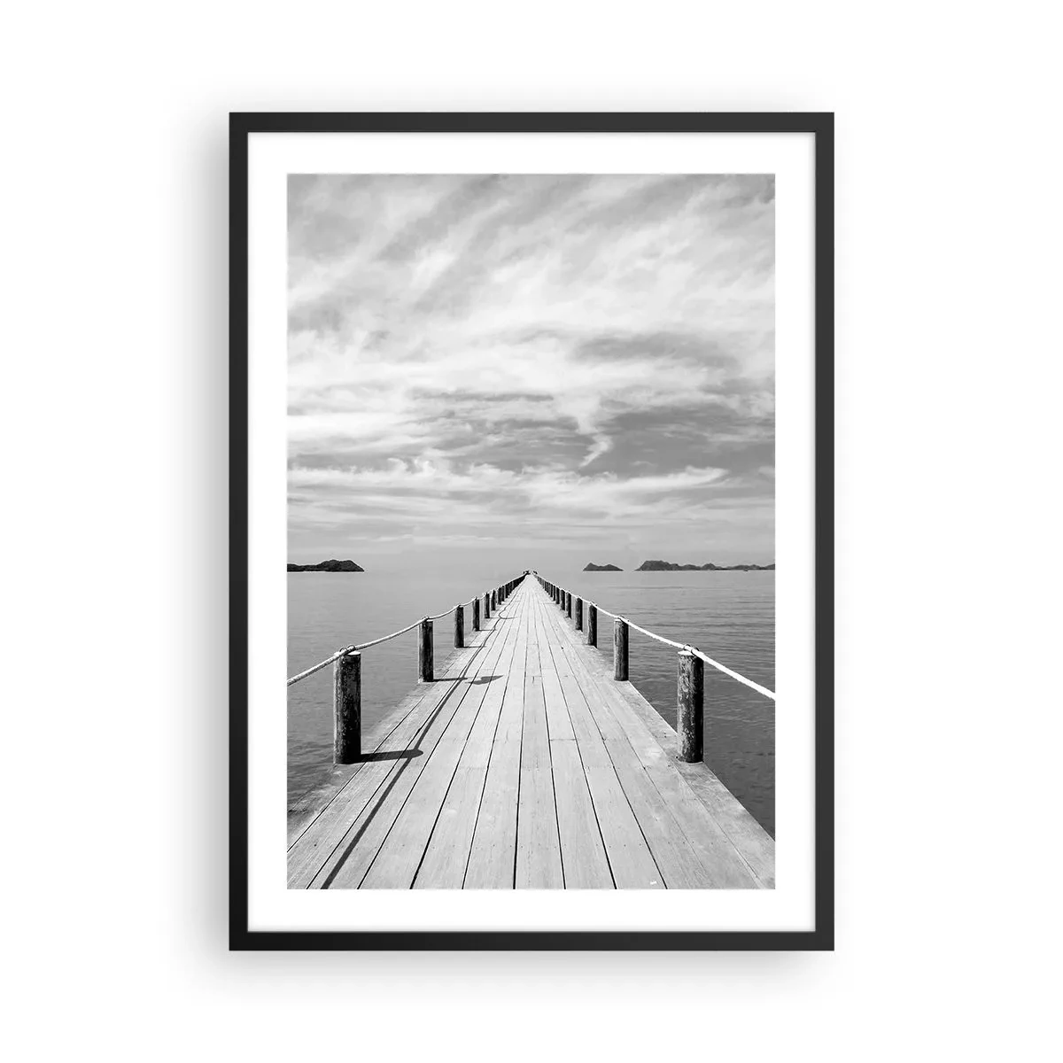 Plagát v čiernom ráme - Drevené mólo vedúce do diaľky cez pokojnú vodu - 50x70cm - Čo tak cesta… - Moderná nástenná dekorácia do obývacej izby a spálne ARTTOR