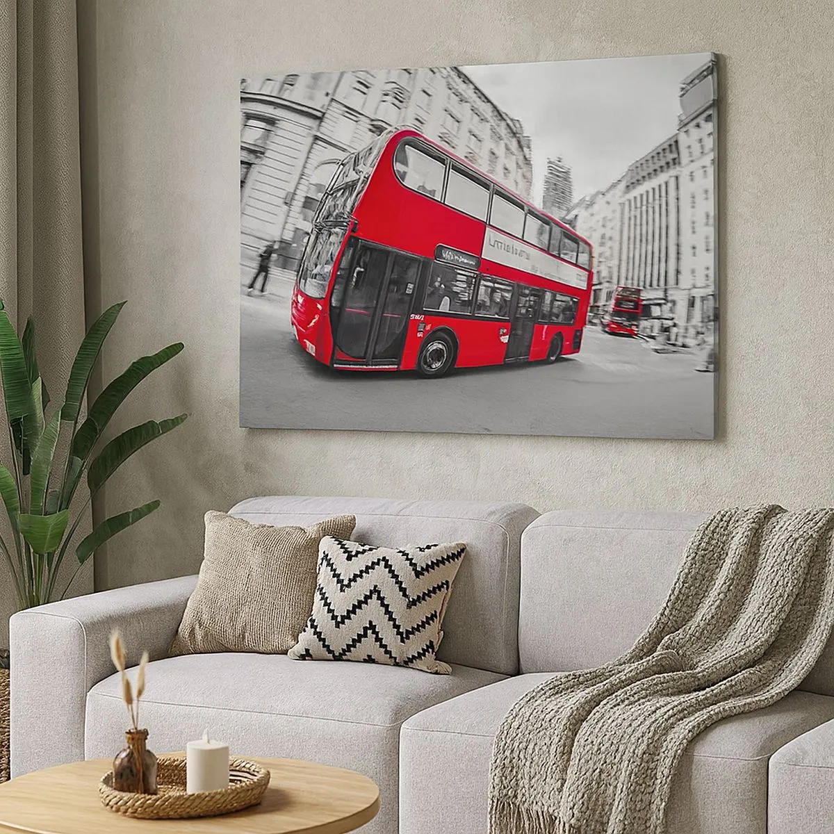 Obraz na plátne - Červený londýnsky autobus na pozadí čiernobielej ulice - 70x50cm - Londýn tradične - by bus - Moderná nástenná dekorácia do obývacej izby a spálne ARTTOR