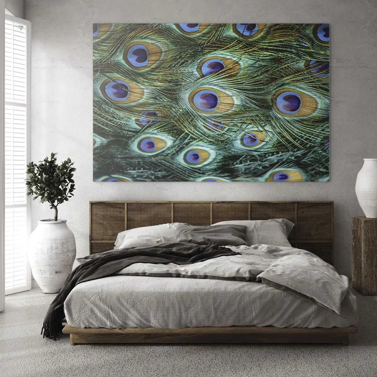 Obraz na skle - Detail pávieho peria s výraznými očami - 70x50cm - Páví pohľad - Moderná nástenná dekorácia do obývacej izby a spálne ARTTOR