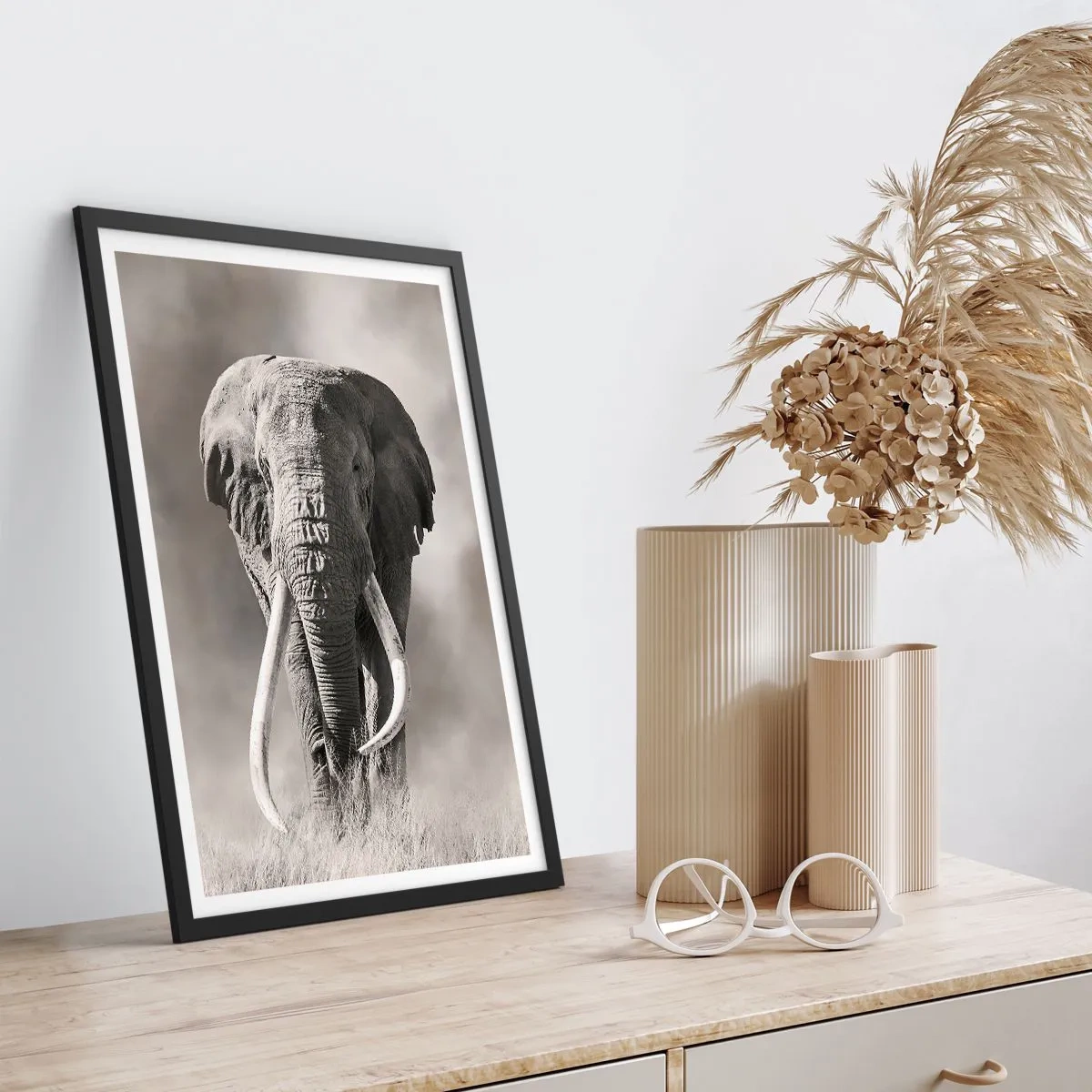 Plagát v čiernom ráme - Monochromatický portrét majestátneho slona - 50x70cm - Africký patriarcha - Moderná nástenná dekorácia do obývacej izby a spálne ARTTOR