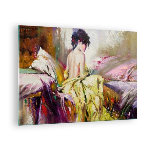 Obraz na skle - Žena v žltých šatách sediaca na posteli v impresionistickom štýle. - 70x50cm - Medzi ústami a okrajom pohára - Moderná nástenná dekorácia do obývacej izby a spálne ARTTOR