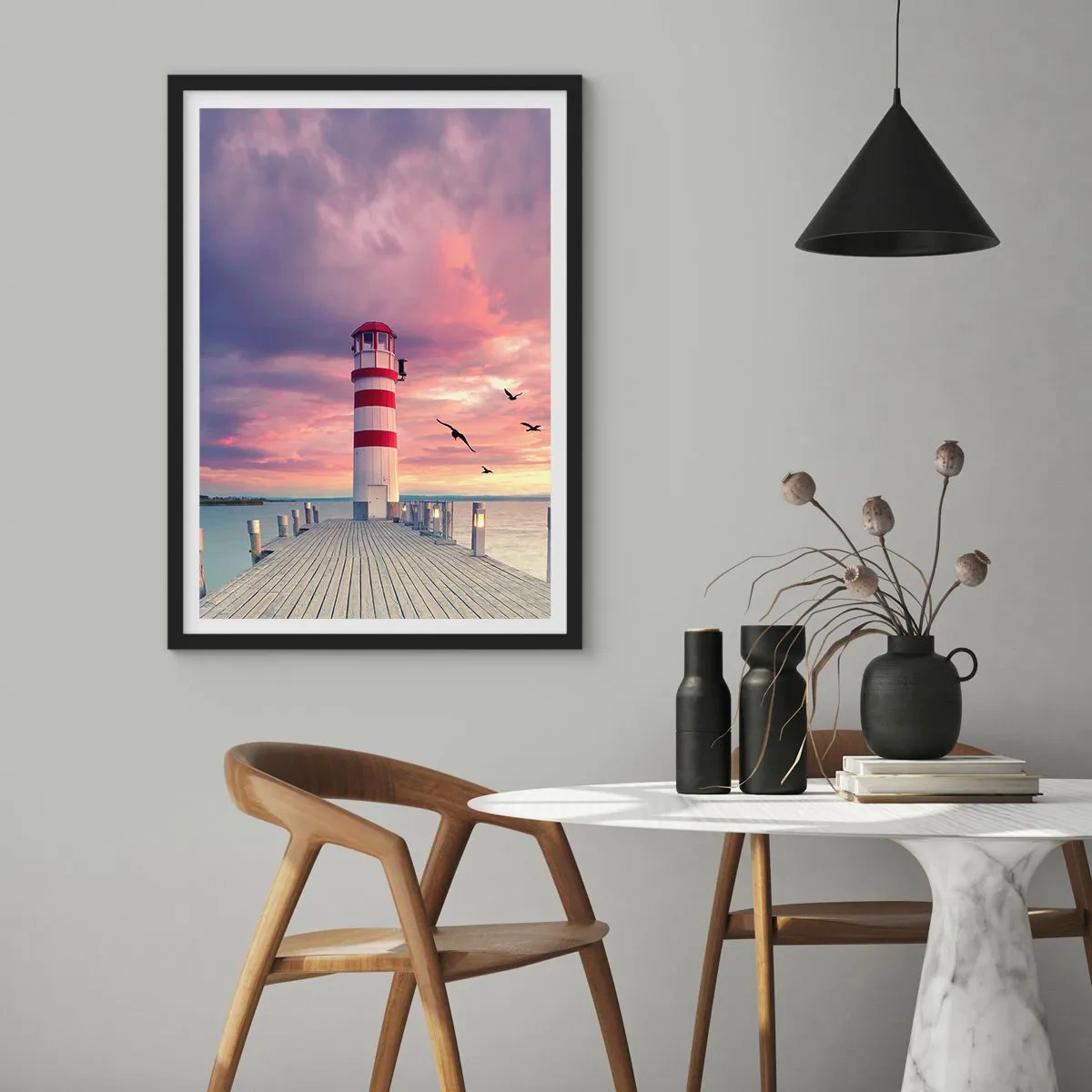 Plagát v čiernom ráme - Maják na pozadí západu slnka - 50x70cm - Čas ísť do prístavu - Moderná nástenná dekorácia do obývacej izby a spálne ARTTOR