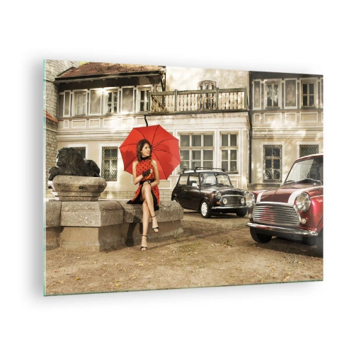 Obraz na skle - Žena s červeným dáždnikom a klasickými autami - 70x50cm - Sentimentálne mini cestovanie - Moderná nástenná dekorácia do obývacej izby a spálne ARTTOR