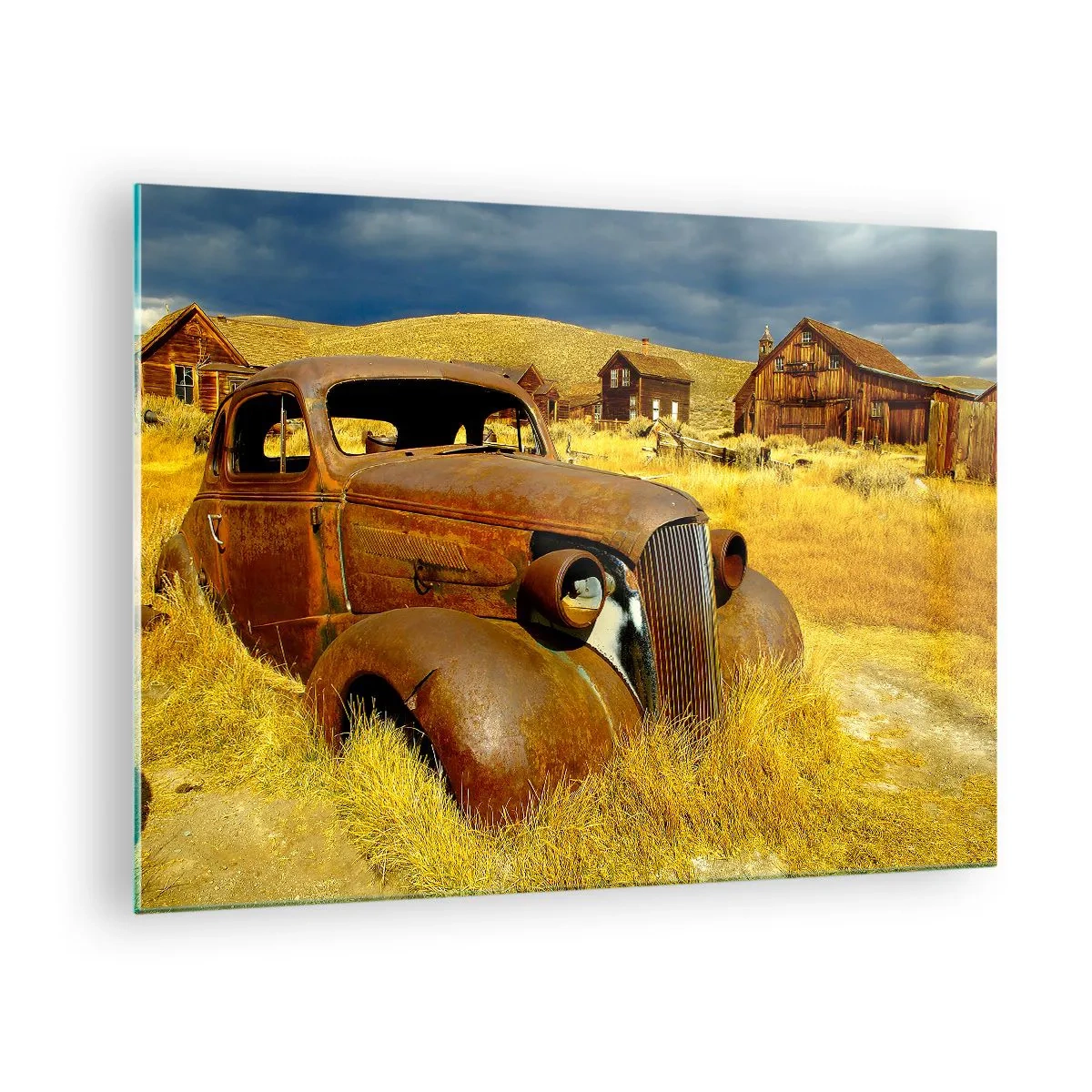 Obraz na skle - Veterán na pozadí opustenej dediny - 70x50cm - Zaslúžený odpočinok - Moderná nástenná dekorácia do obývacej izby a spálne ARTTOR