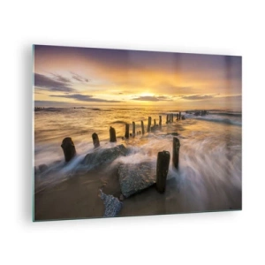 Obraz na skle - Západ slnka nad morom s drevenými piliermi na pláži - 70x50cm - Drsná krása Baltského mora  - Moderná nástenná dekorácia do obývacej izby a spálne ARTTOR