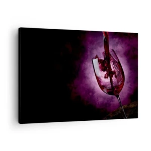 Obraz na plátne - Červené víno nalievané do pohára na pozadí fialového dymu - 70x50cm - Šarlát? Karmín? Nie, rubín. - Moderná nástenná dekorácia do obývacej izby a spálne ARTTOR