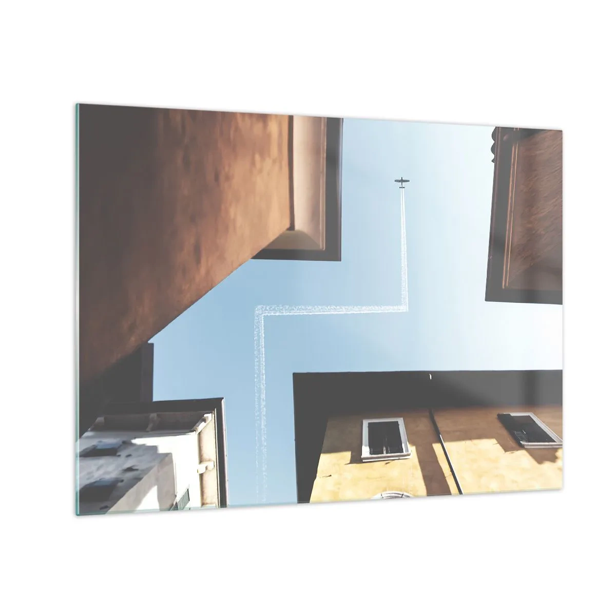 Obraz na skle - Lietadlo nad mestom z nádvoria medzi bytovými domami - 70x50cm - Nad mestským labyrintom - Moderná nástenná dekorácia do obývacej izby a spálne ARTTOR